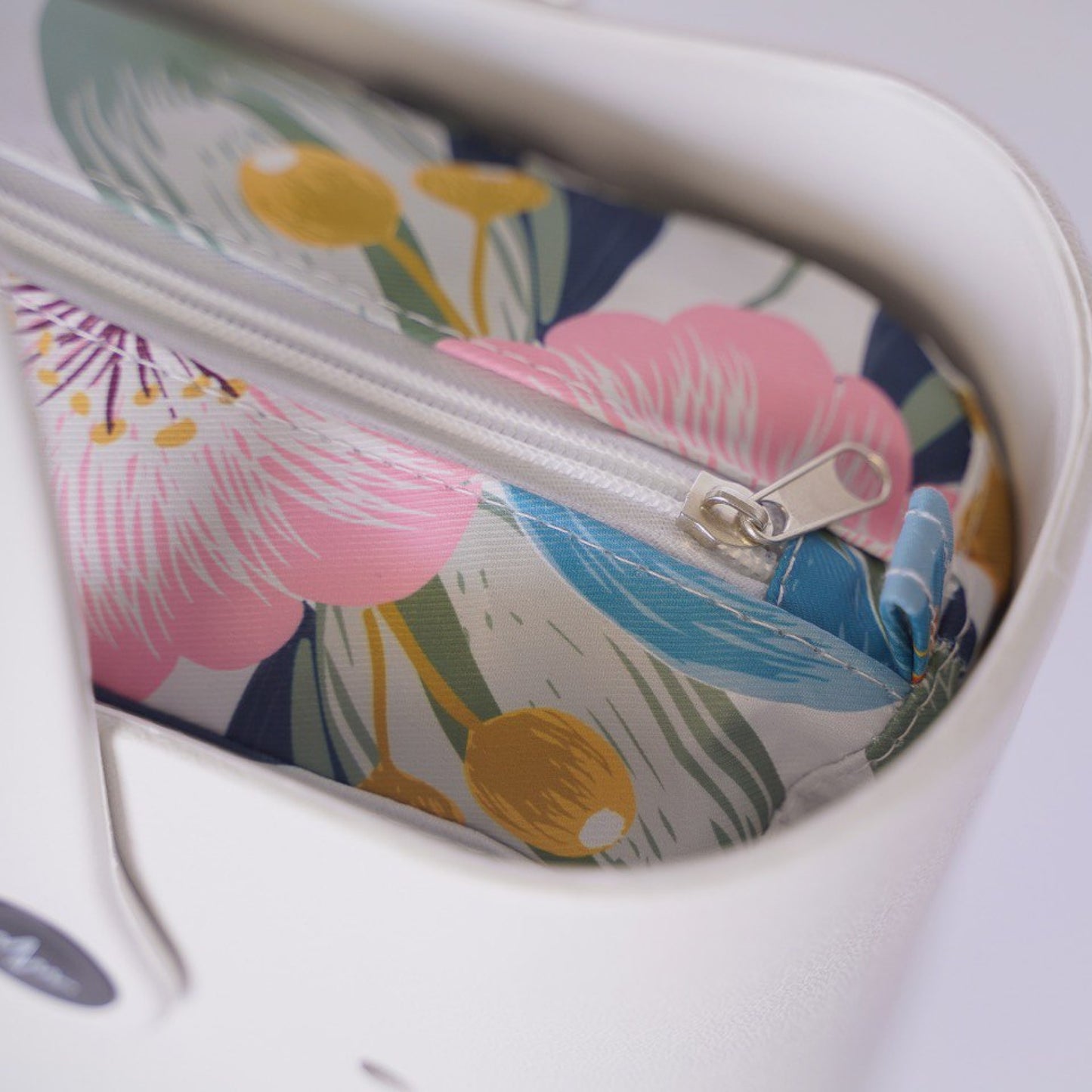 Durable and Stylish REZETTA EVA Bag Color: WHITE